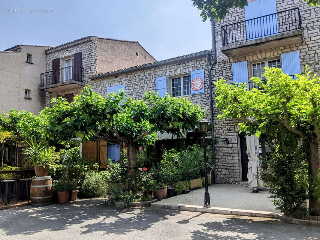Appartement à LES SALLES-SUR-VERDON