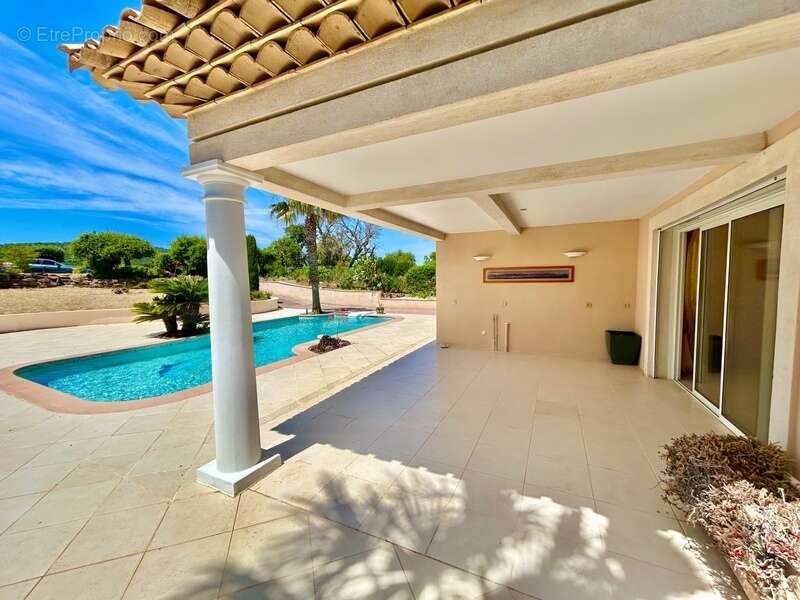 Villa d’Exception à Saint-Aygulf – Vue Mer Panoramique & Cadre Unique - photo 16
