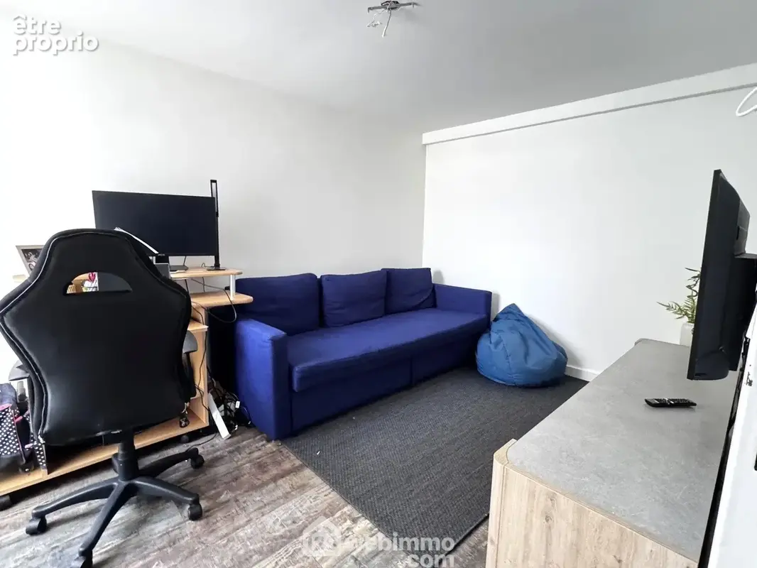 Passons à la chambre du rez-de-chaussée...