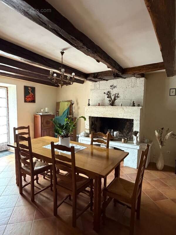 Vouzan. Maison 159 m² avec garages et dépendances - photo 4