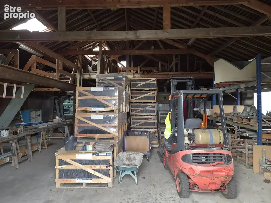 A 14 km de vitre atelier de 450 m2 sur 2500 m2 de terrain dont une partie construtible en habitation - photo 3