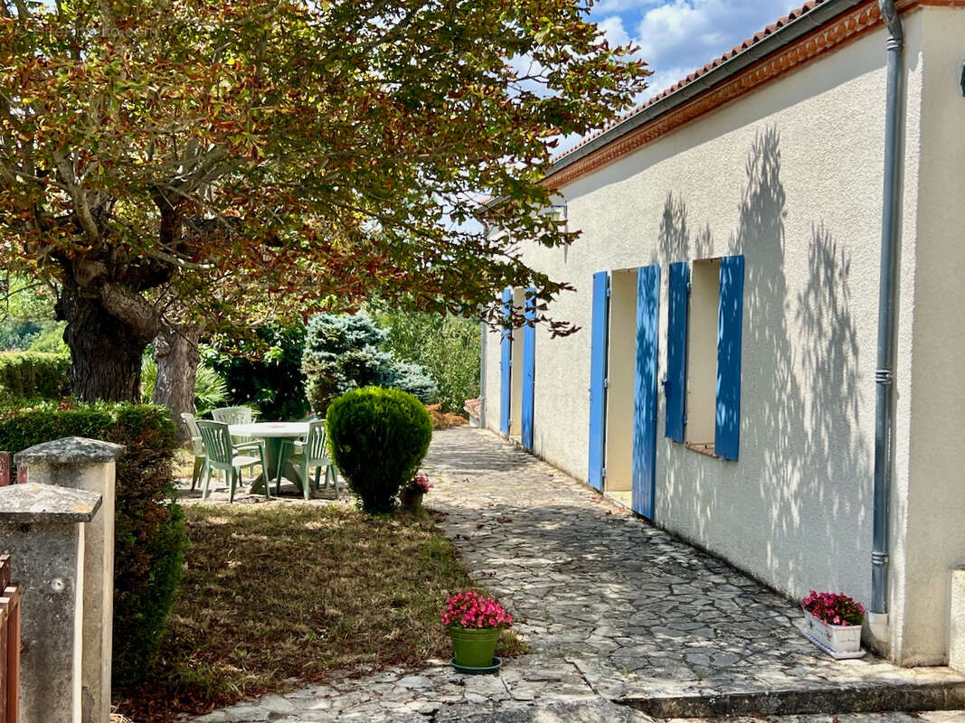 Secteur Villeneuve sur Lot, à la campagne sans aucun vis-à-vis, cette maison pleine de charme et de caractère avec son pigeonnie - photo 14