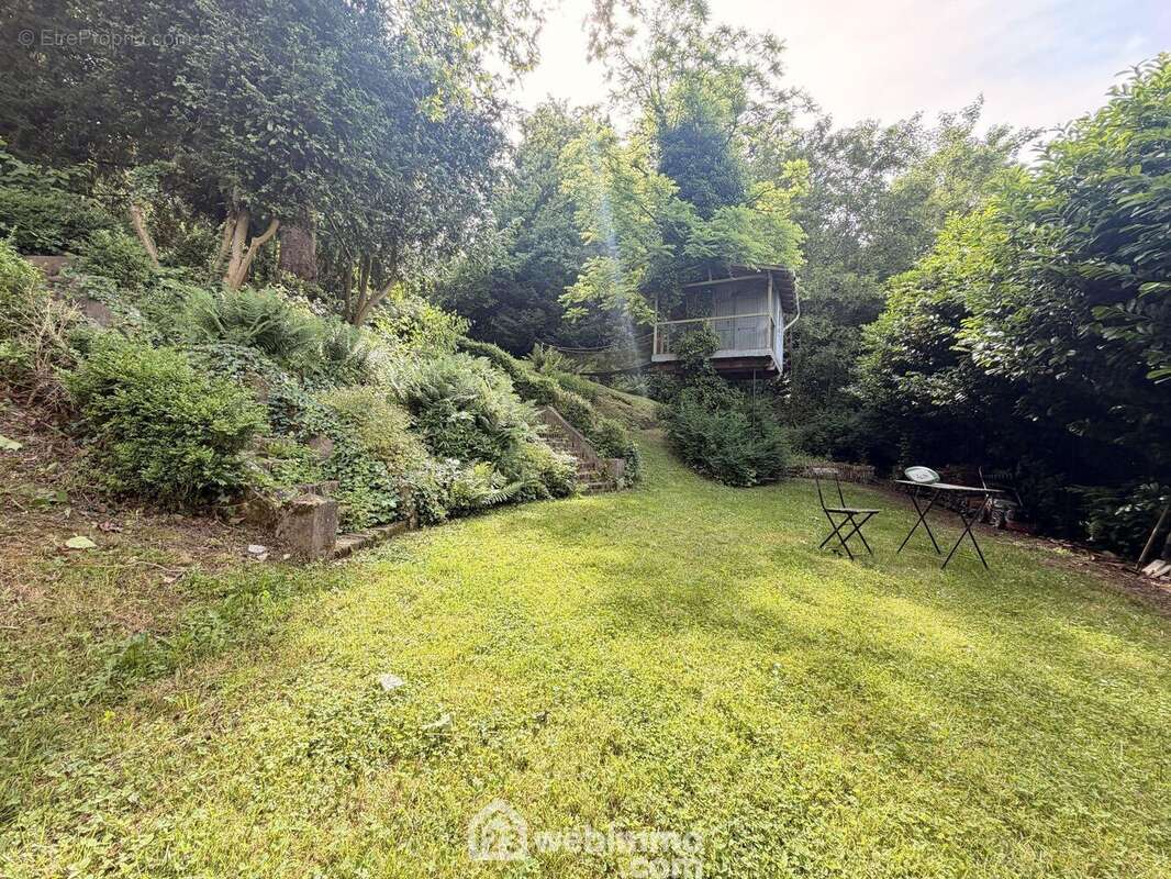 Erigée sur un terrain entièrement clos de 2469 m²