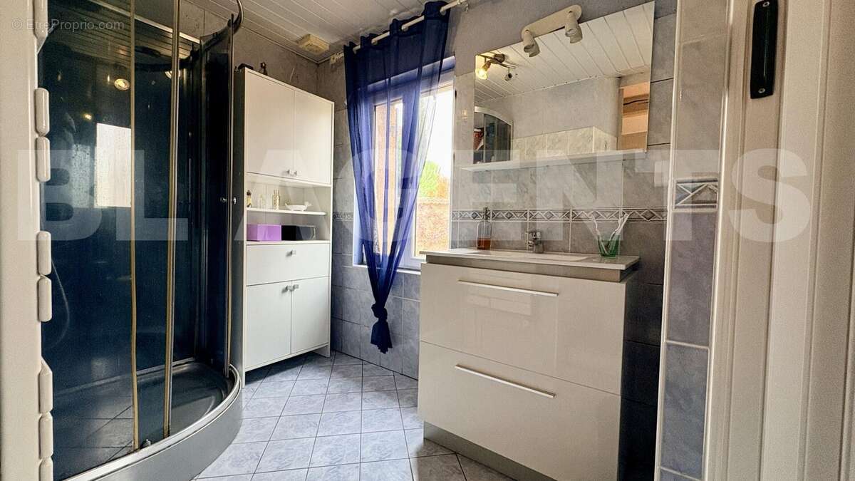 Salle d&#039;eau RDC - Maison à DAMMARIE