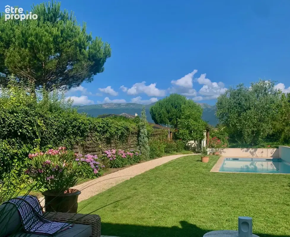 Maison de charme de plus de 320 m2 -  5 chambres, piscine et commodités - photo 8