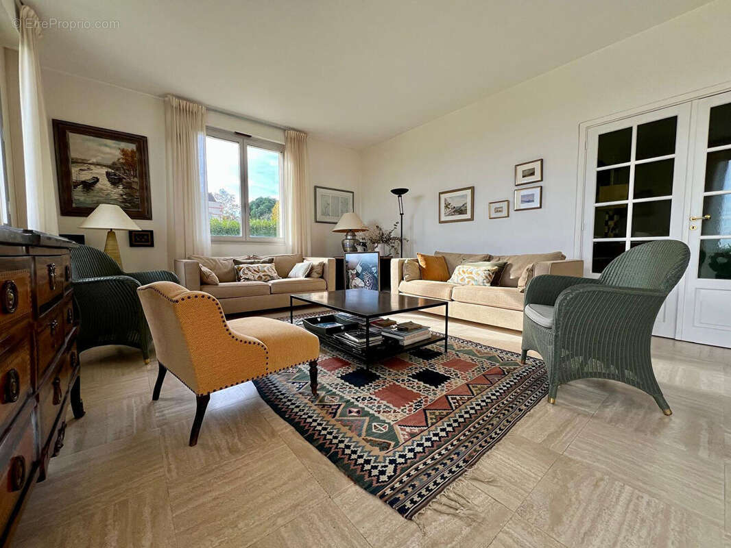 Maison à LE MESNIL-LE-ROI