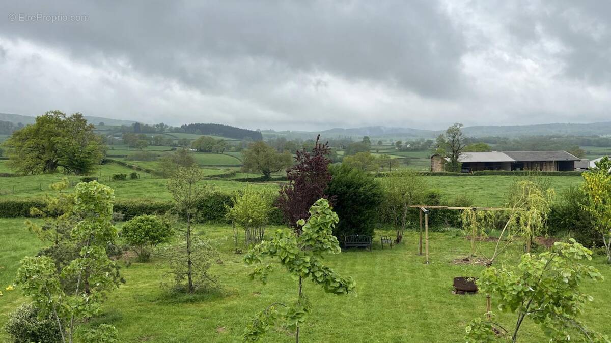 Maison à SAINT-HILAIRE-EN-MORVAN