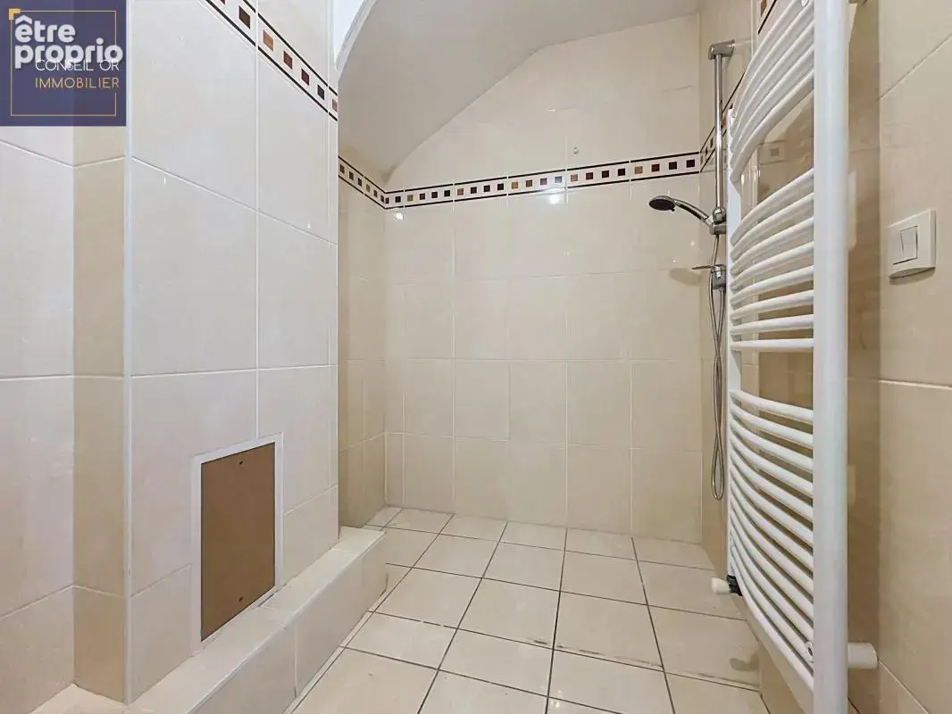 Duplex Oullins centre – 5 pièces – 124 m² – 4 chambres – Terrasse 40 m² – Calme, proche métro, belle hauteur sous plafond, garag - photo 12