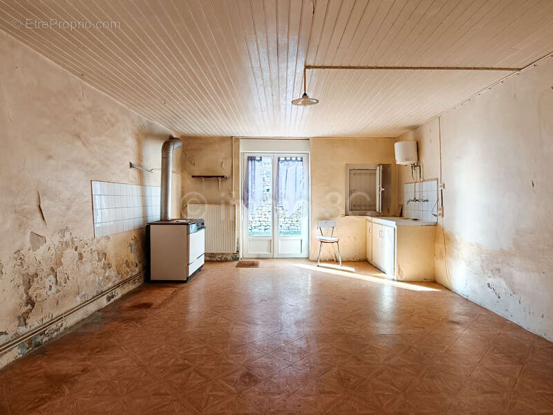 Maison en pierre à rénover avec terrain et grange - photo 8