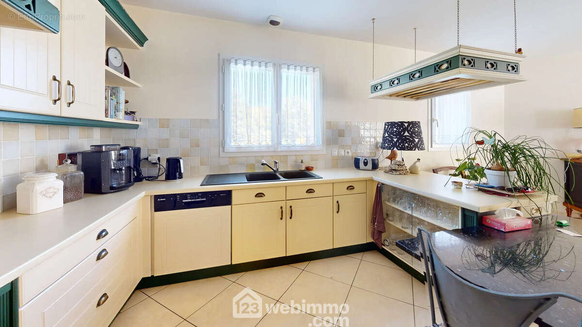 La cuisine aménagée et équipée jouxte l&#039;espace salle à manger. - Maison à TALMONT-SAINT-HILAIRE