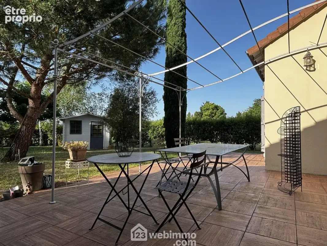 Qui donne sur une très belle terrasse avec vue sur le jardin,