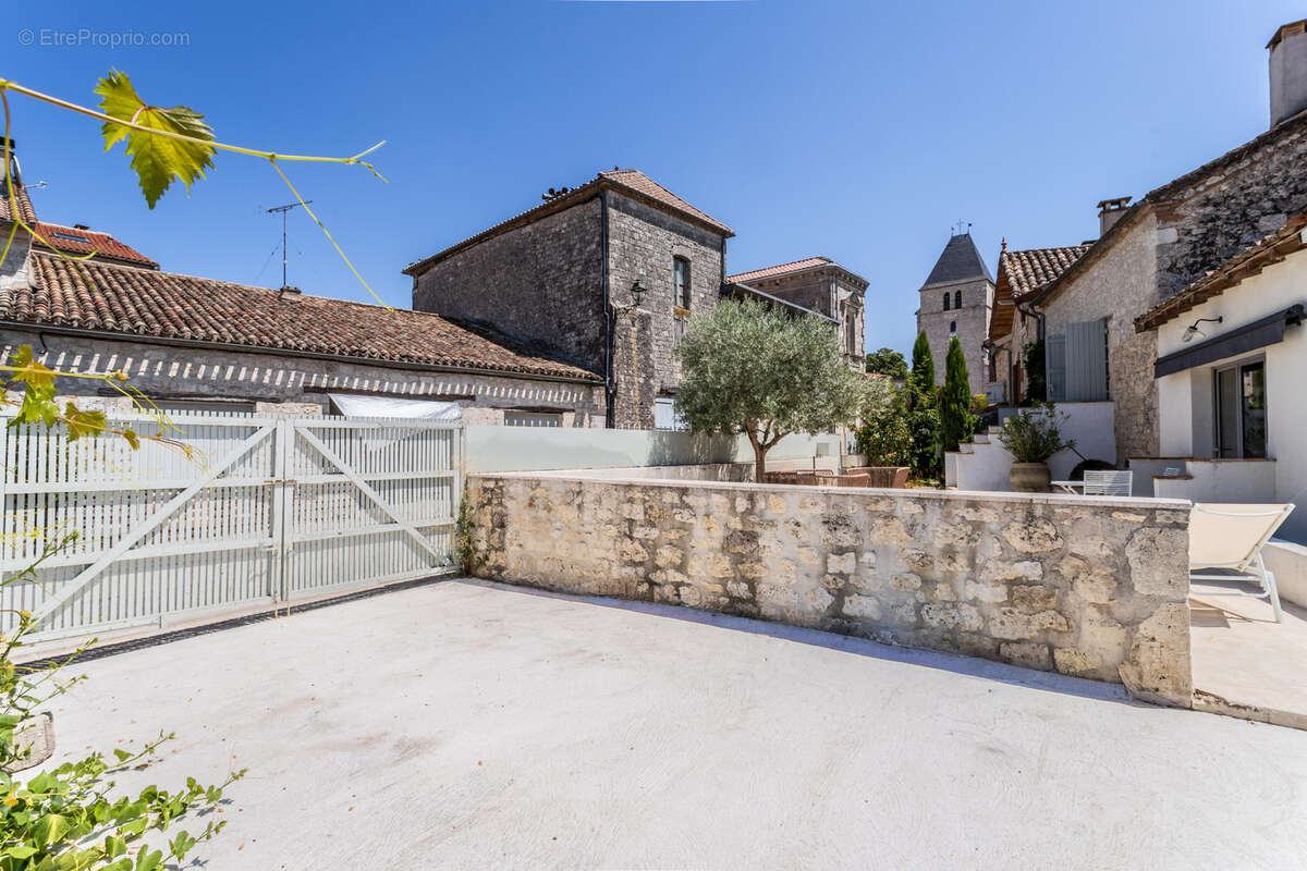 Maison de village avec jardin, garage et piscine - photo 4