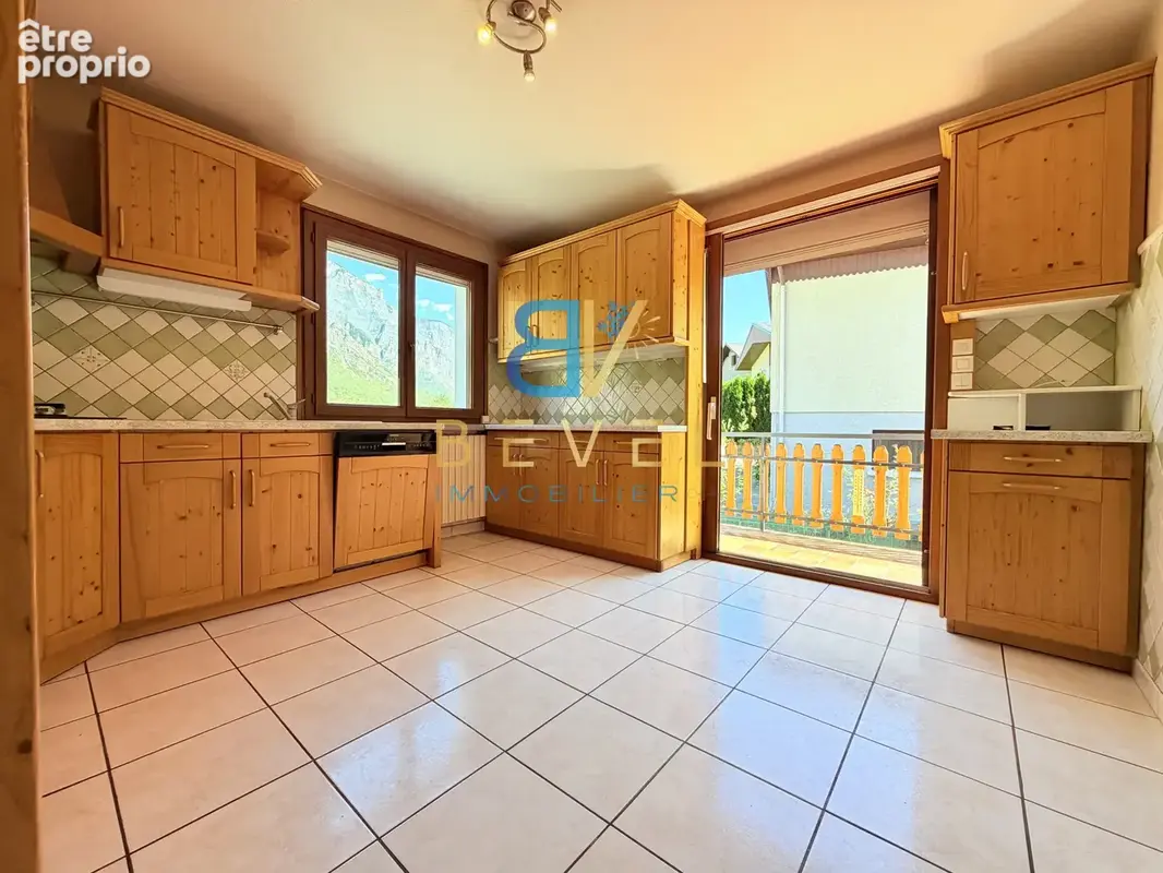 (73) VILLARGONDRAN - Jolie maison avec beaux extérieurs - 5 chambres - Garage & Atelier - Véranda - Rare à la - photo 5