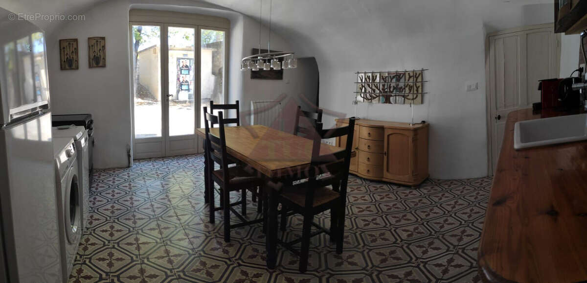 Maison à SAINT-JEAN-DE-MARUEJOLS-ET-AVEJAN