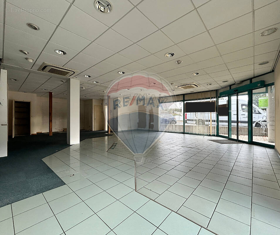 Commerce à VARENNES-VAUZELLES