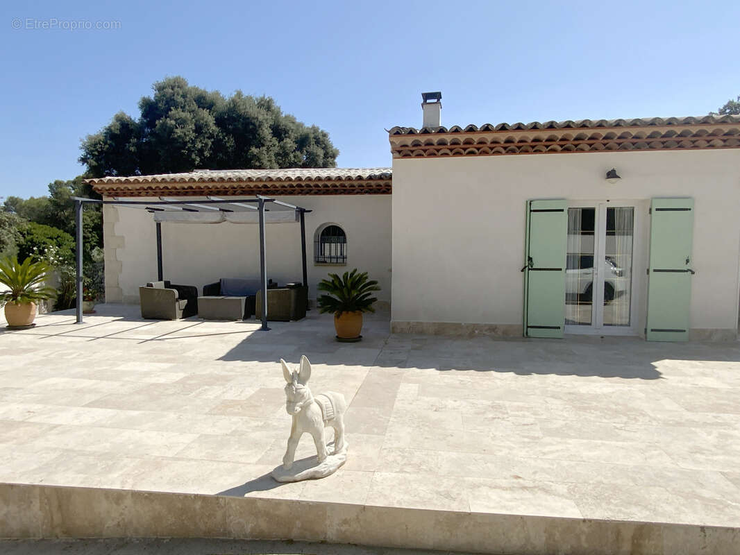 Villa de plain pied sur beau terrain arboré avec piscine, et studio indépendant. - photo 13