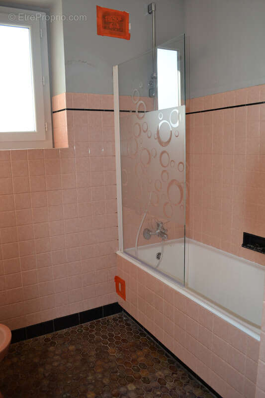 Maison à SAINT-PANTALEON-DE-LARCHE