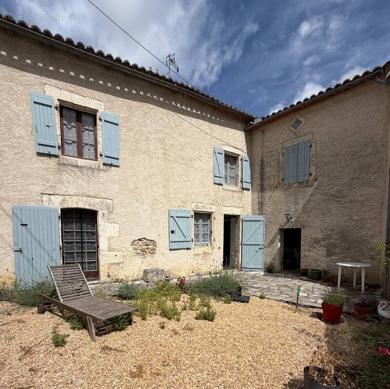 Maison à VOUZAN