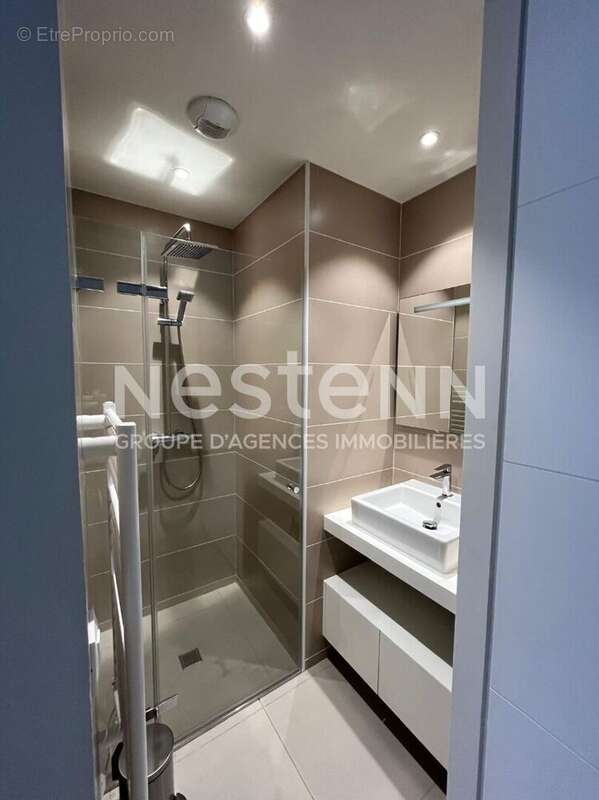 Appartement 3 pièces de 74 m2 situé en bordure de mer au centre du village, à l'entrée du port. - photo 13