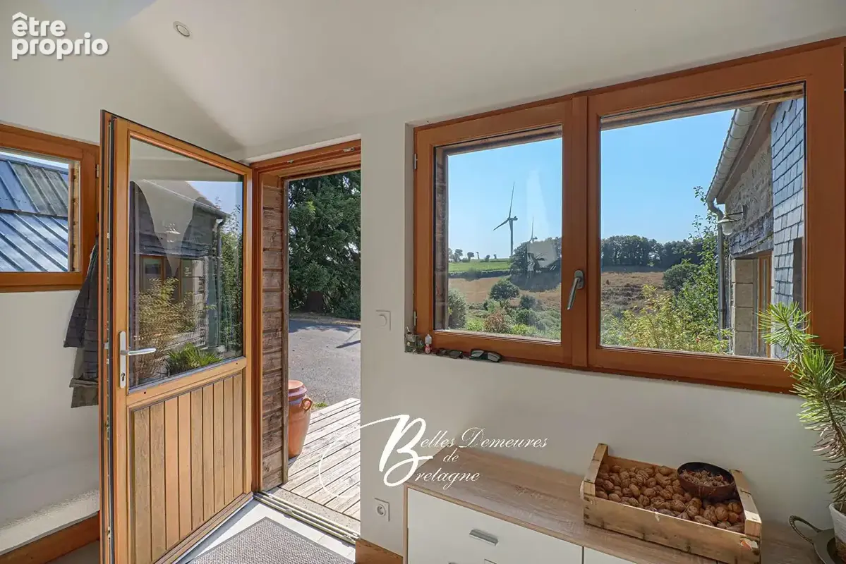 A vendre jolie propriété en pierre au coeur d'un espace naturel de près de 3 hectares - photo 6