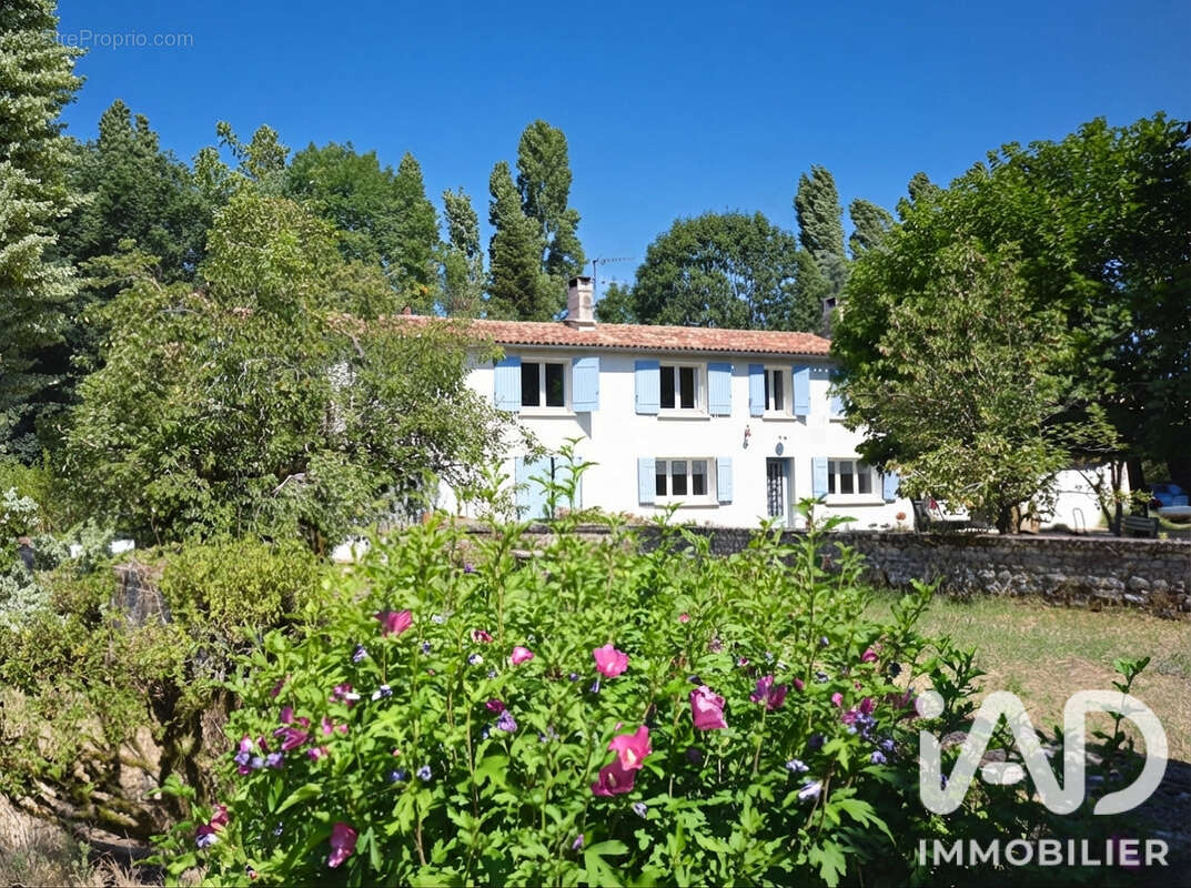 Maison 245 m² à Nieul-Les-Saintes  - photo 3