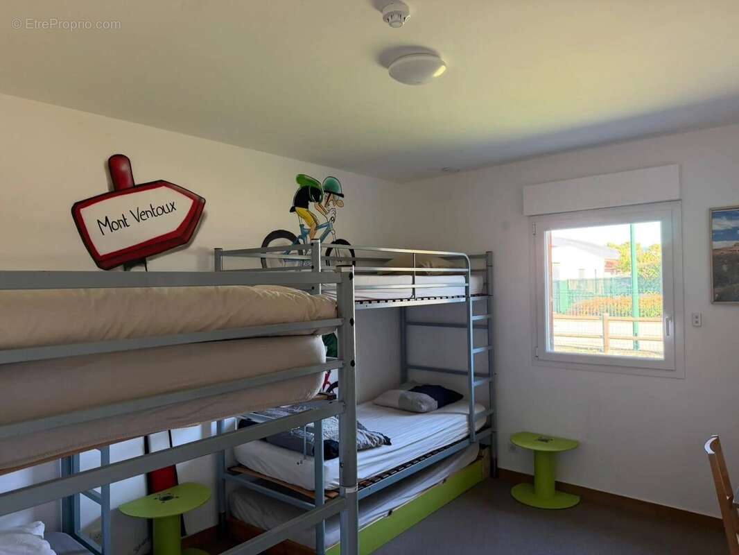 Commerce à PERNES-LES-FONTAINES