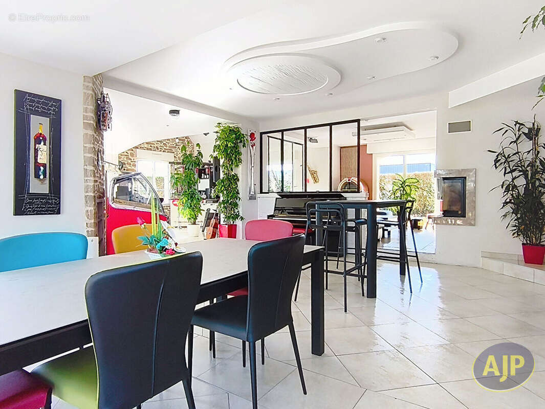 VITRE EN CAMPAGNE Maison  8 pièce(s) 257.84 m2 - photo 4