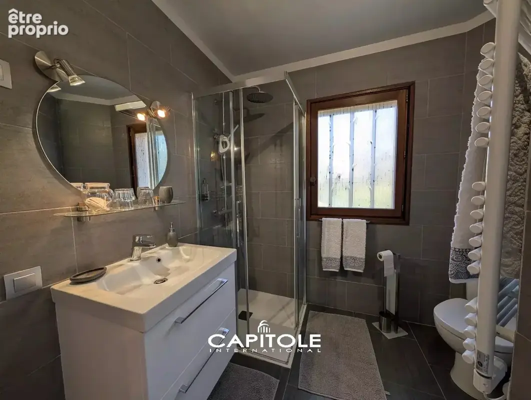 La Gaude - Charmante villa 5 pièces de 154 m² édifiée sur un terrain d'env. 2 133 m² avec piscine, vue sur les collines environn - photo 6