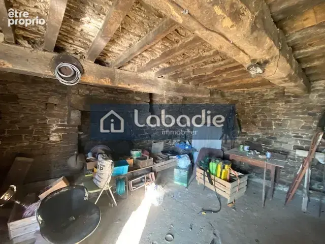 A 10mn de Vire, ancienne maison en pierres à réhabiliter avec extension en tôles, garage, terrain de 5600m2. - photo 4