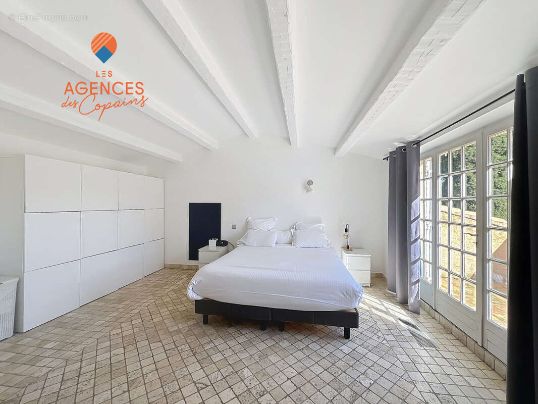 La seyne-sur-mer, janas, superbe villa d' architecte de 256 m2 sur terrain arbore de 3080 m2 - photo 5