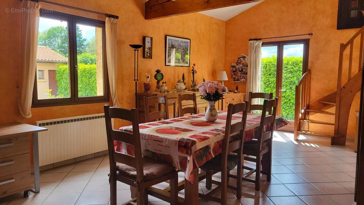 Maison à ROMANECHE-THORINS