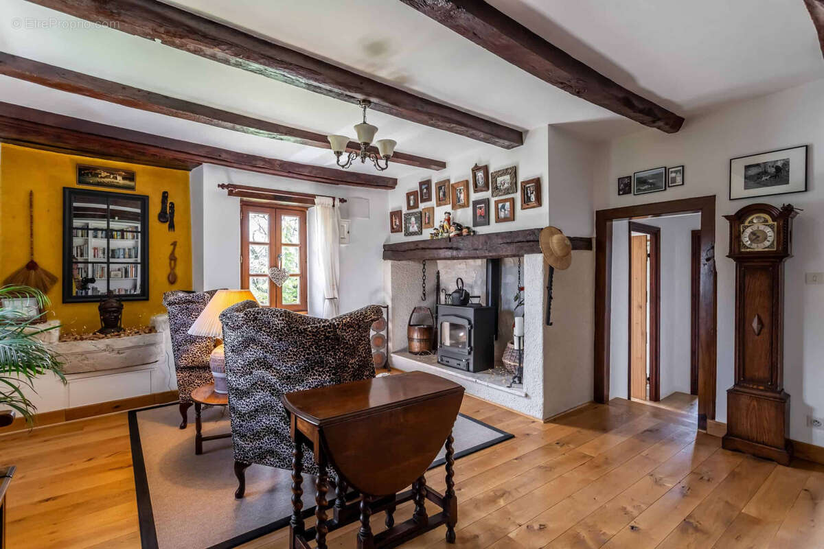 Maison de campagne avec piscine, dépendances, grange, terrain. - photo 23