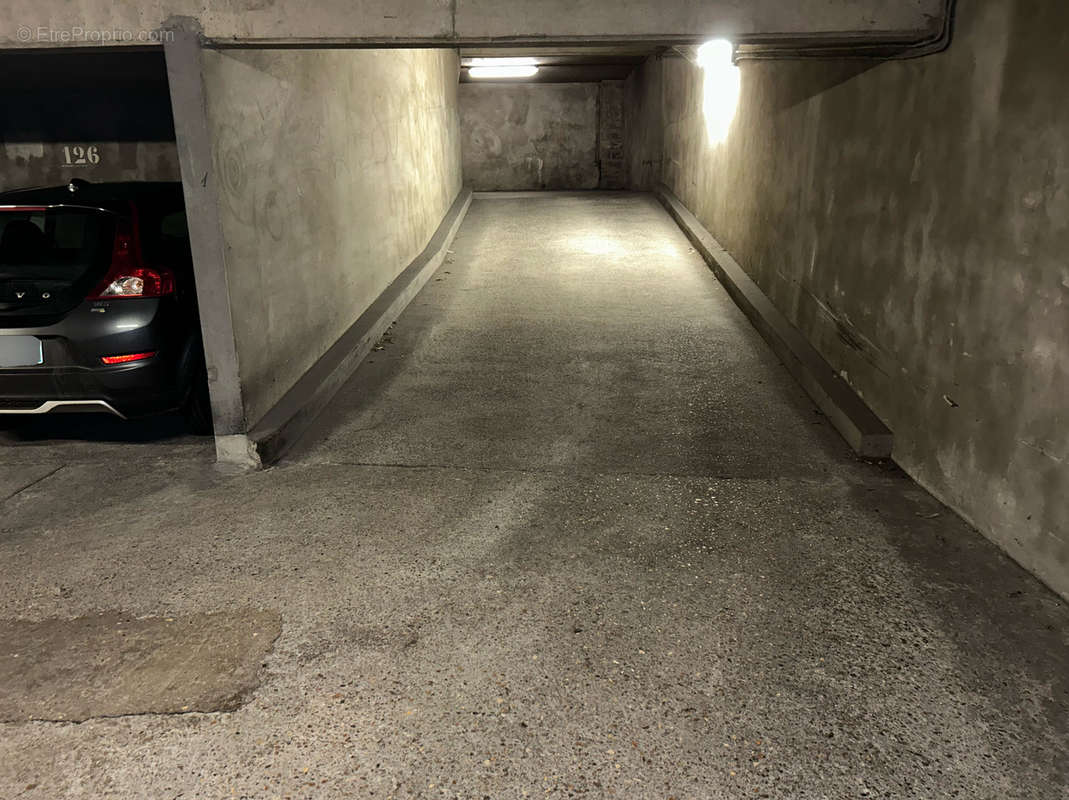 Parking à PARIS-11E