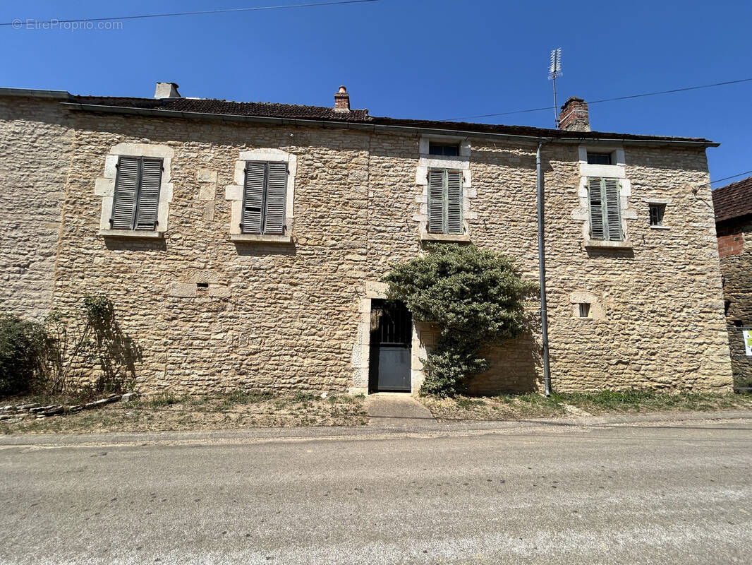 Maison à VILLAINES-LES-PREVOTES
