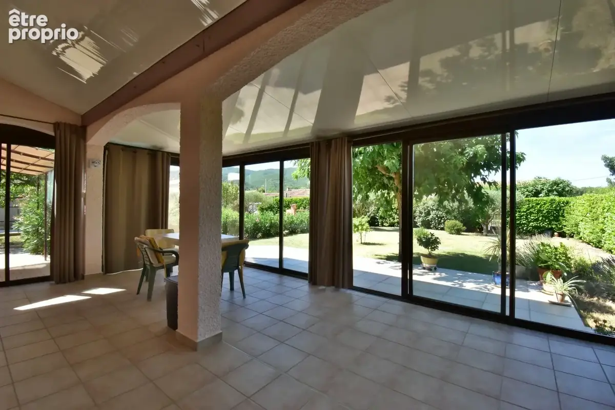 CARREFOUR BLÉONE-DURANCE – Villa traditionnelle de plain-pied en parfait état avec véranda, jardin et garage - photo 4