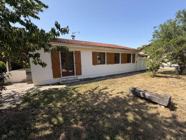 Maison de plain-pied avec garage sur terrain de 900 M2 - photo 3