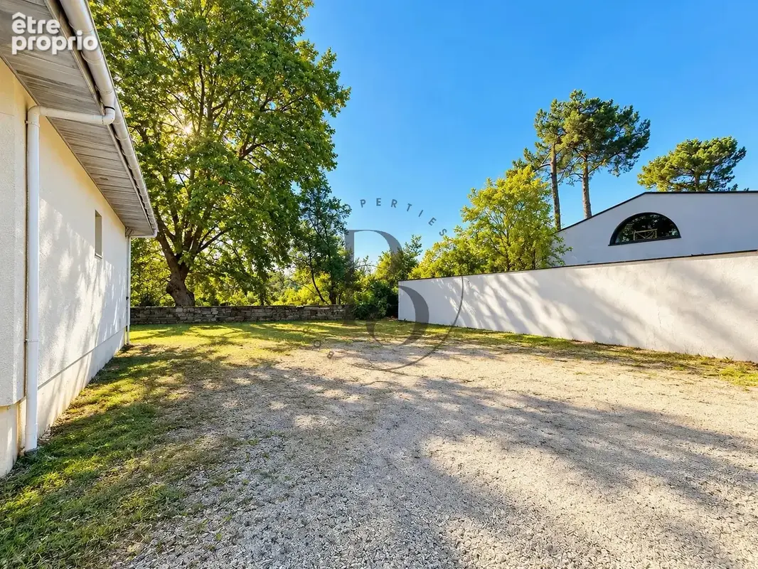Pessac centre, une maison familiale au calme sur 680 m2. - photo 8