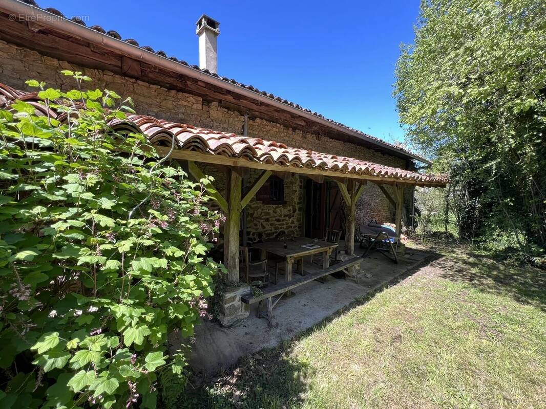 Maison à LES SALLES-LAVAUGUYON