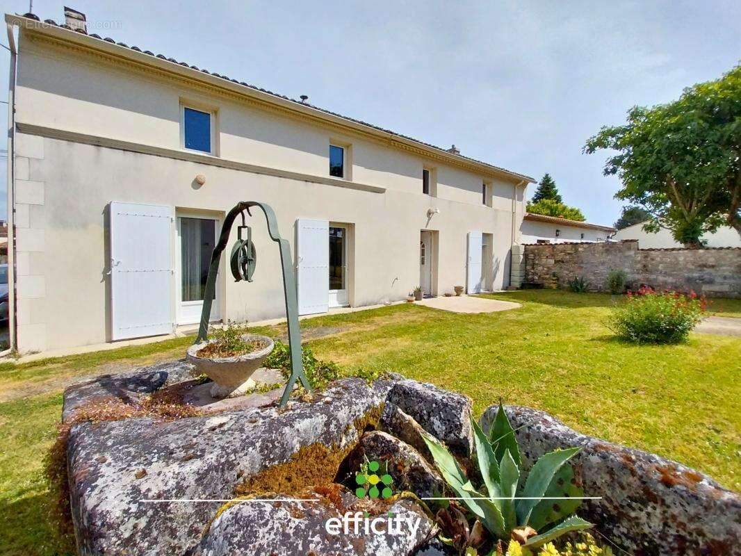 Maison à CORME-ROYAL