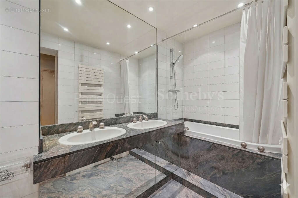 Appartement à PARIS-16E