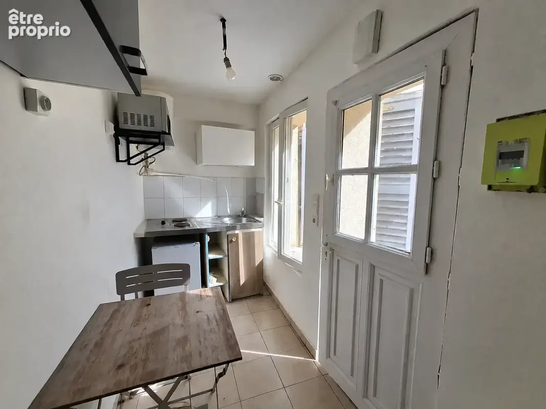 T150 - rue de vergennes - studio sur une cour pavee - photo 4