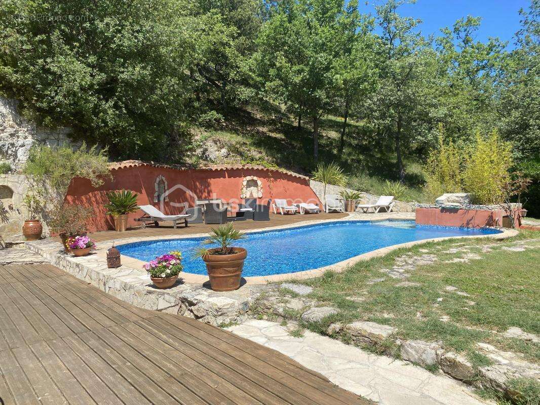 Maison à LA ROQUE-D&#039;ANTHERON