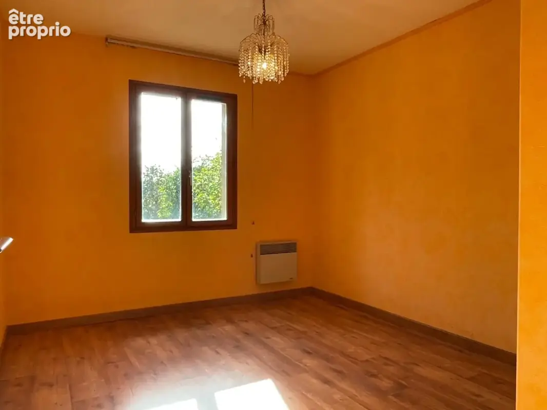 Chambre 1 rdc avec placards