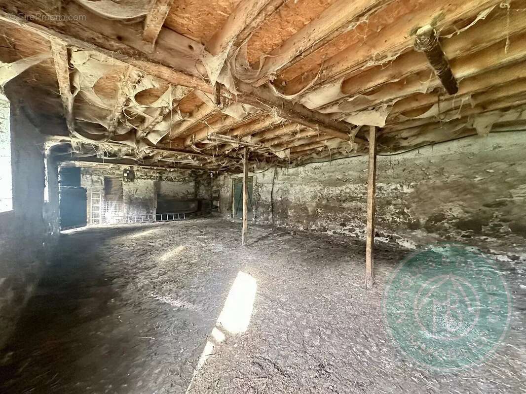 Maison avec grange - Terrain 2 335 m² avec une vue sur les montagnes - photo 7