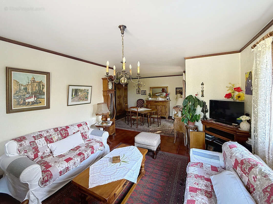 Maison à SAINT-GENIS-LES-OLLIERES