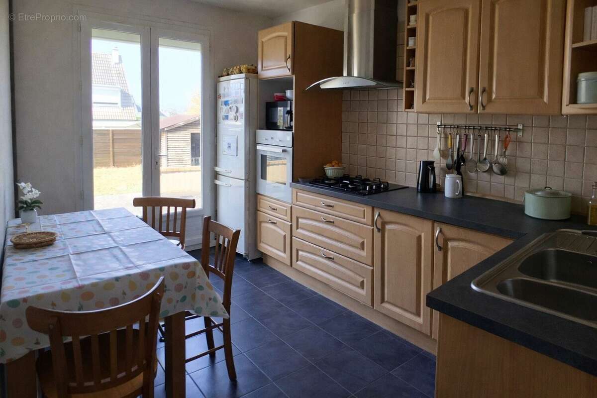 Cuisine fonctionnelle avec potentiel d'aménagement, emplacement stratégique proche A13 et commodités de Louviers - Maison à LOUVIERS