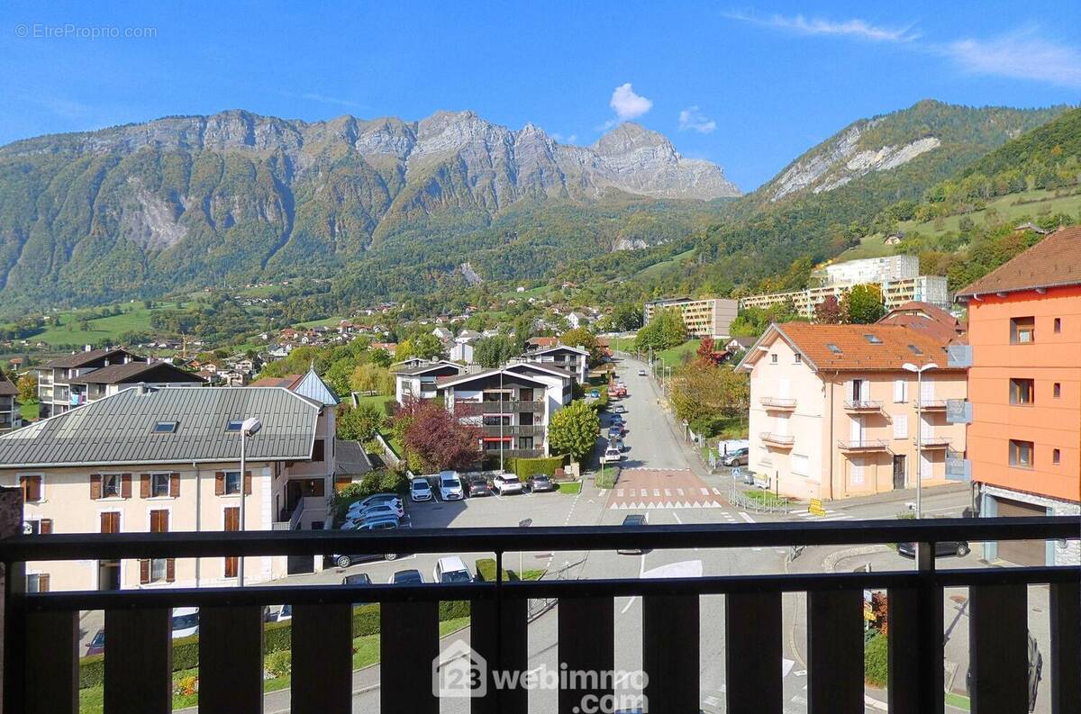 ... Qui profite d&#039;un balcon avec une vue agréable sur les montagnes - Appartement à UGINE