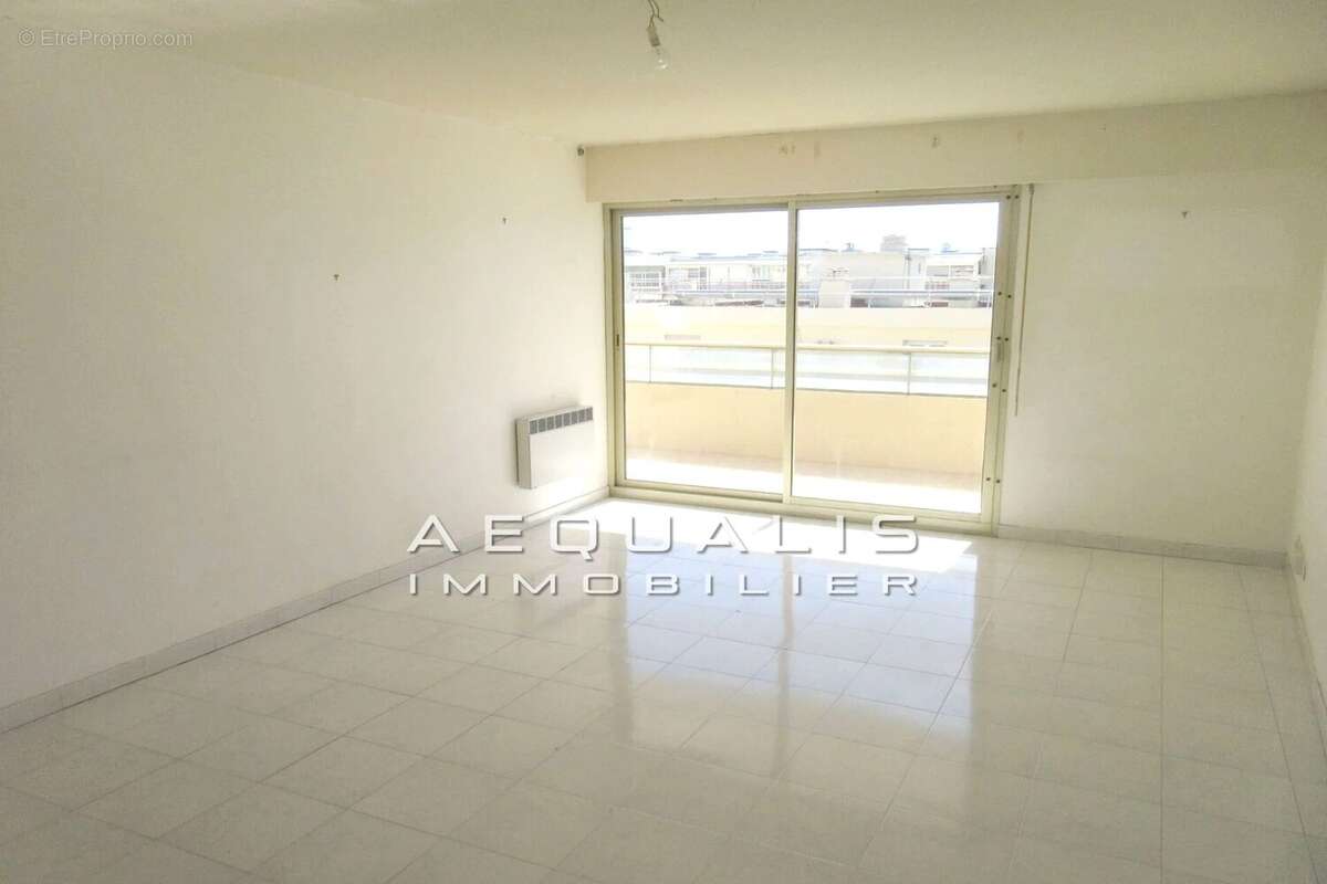 Appartement à SAINT-LAURENT-DU-VAR