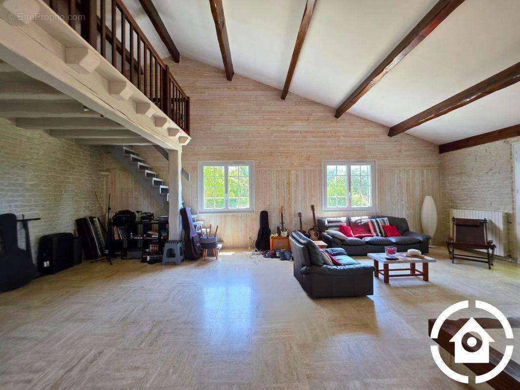 Maison à GENSAC-LA-PALLUE