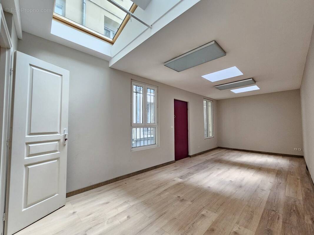 pièce 3 - Commerce à PARIS-11E